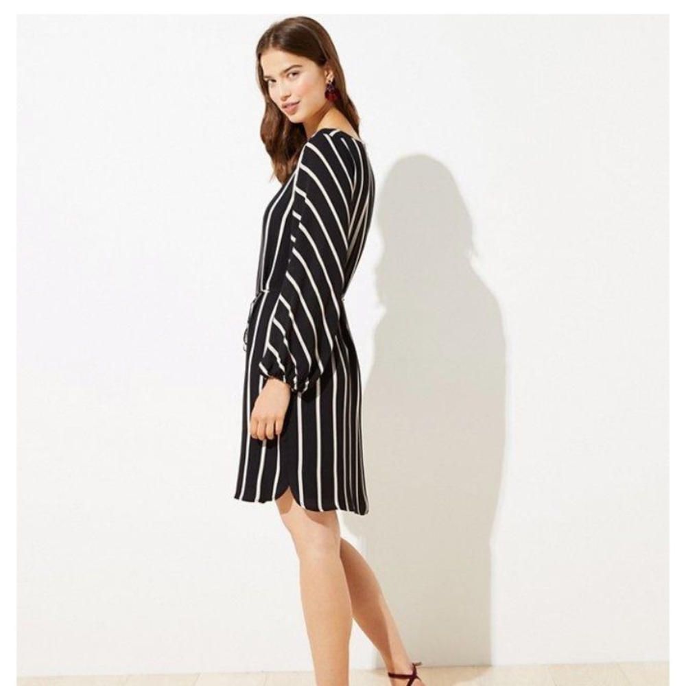 STRIPED SQUARE NECK TIE WAIST DRESS IN BLACK